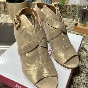 NWOT Luca Lane sandal